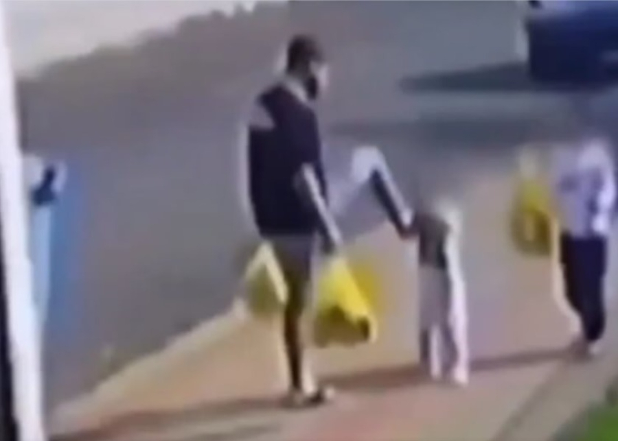 Pai é preso após ser flagrado agredindo filha de 3 anos