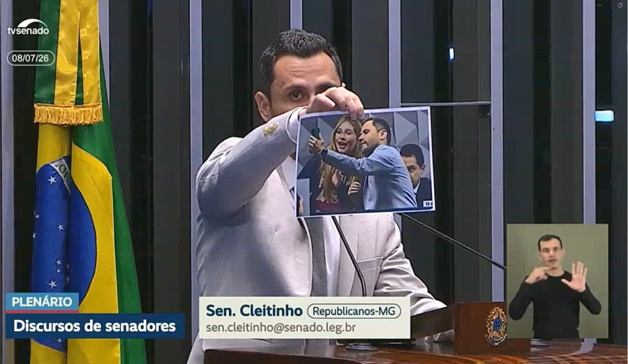 Senador se arrepende de selfie com Virgínia