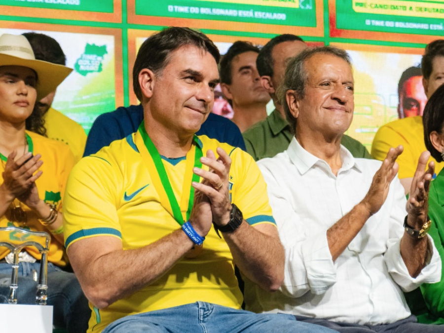 Flávio Bolsonaro defende Valdemar e afirma que PF persegue opositores de Lula