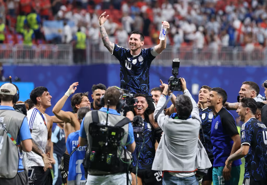 Argentina vira no fim, elimina Inglaterra e vai à final da Copa