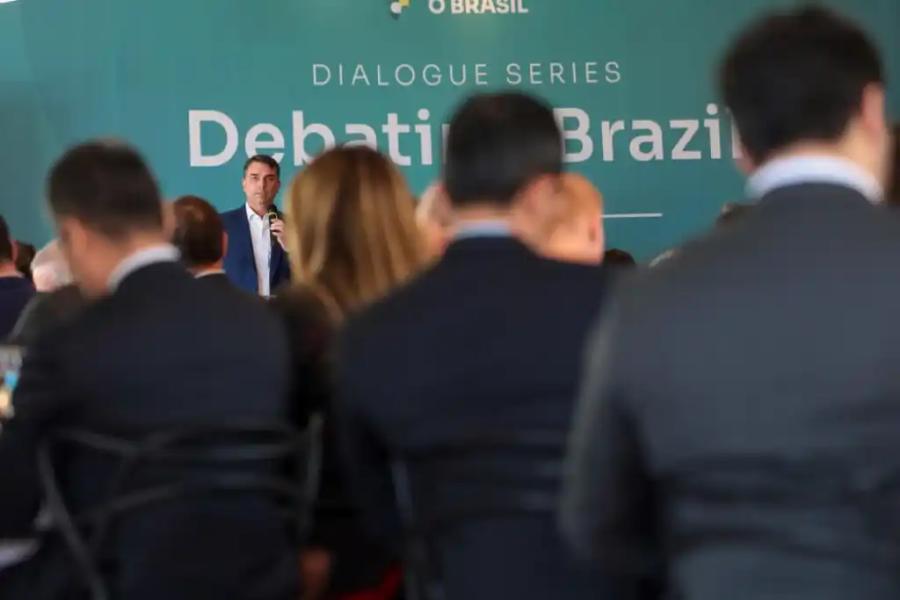 Flávio repete Bolsonaro e leva dado falso sobre urnas a evento com diplomatas