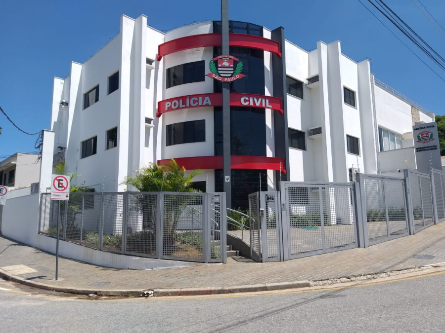 Mãe adolescente de 14 anos é identificada após bebê ser encontrada em lixeira de hospital