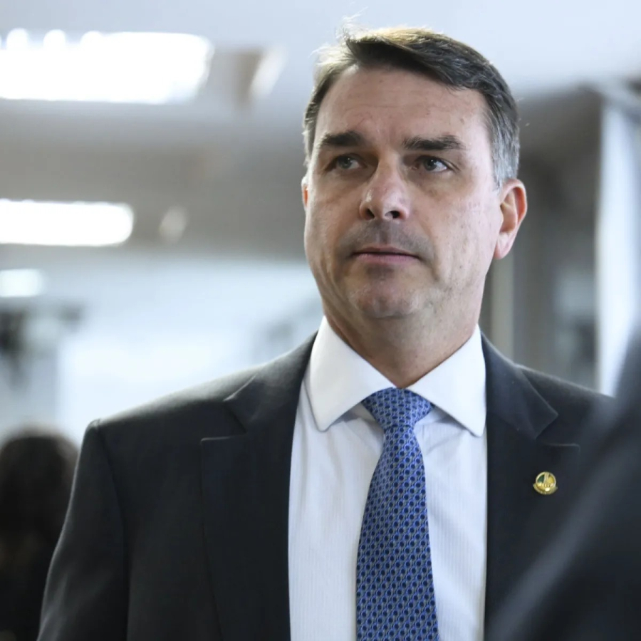 Após recusar escolta da PF, Flávio Bolsonaro reforça segurança e passa a usar colete à prova de balas