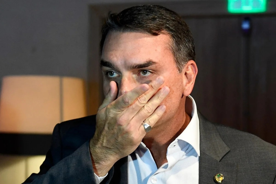 Caso das notas fiscais: Flávio Bolsonaro diz ser alvo de perseguição política