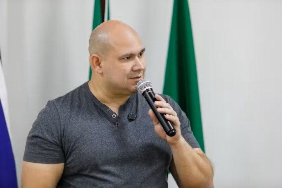 Prefeito de Cuiabá barra campeonato de “farmar aura” em parque público