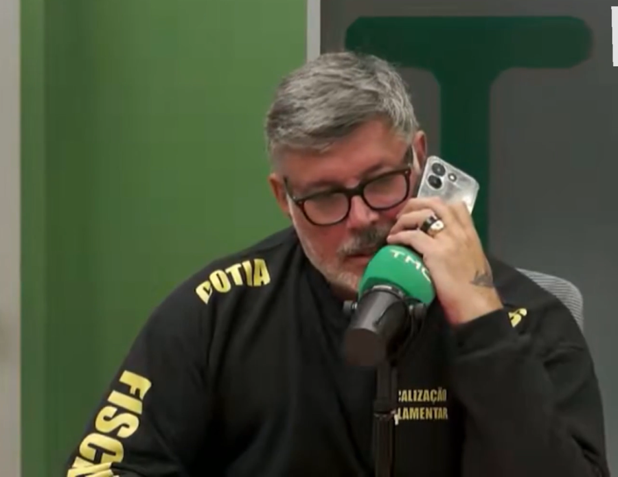 Defesa nega que Bolsonaro tenha atendido ligação de Frota durante live