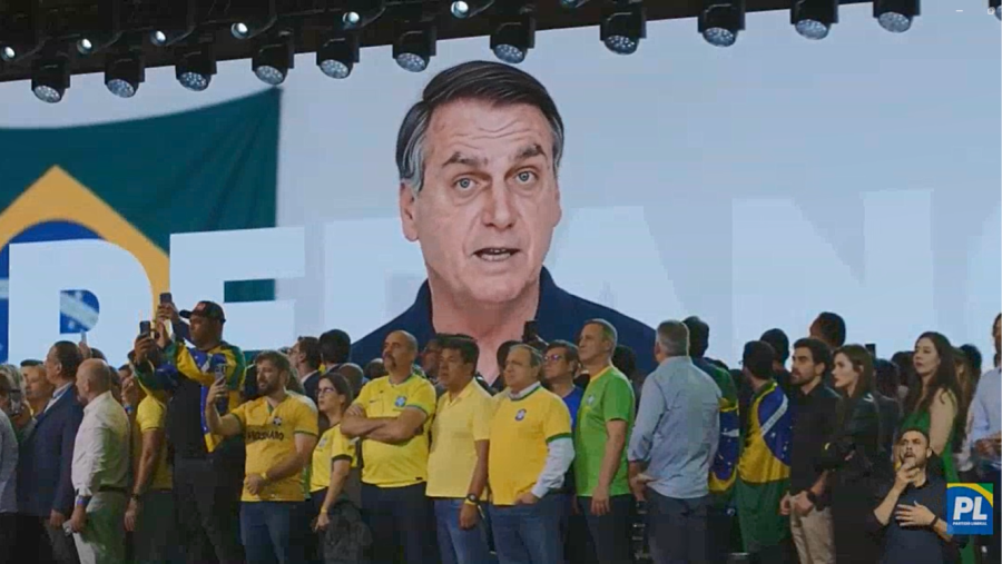 Bolsonaro feito em IA aparece em evento de Flávio