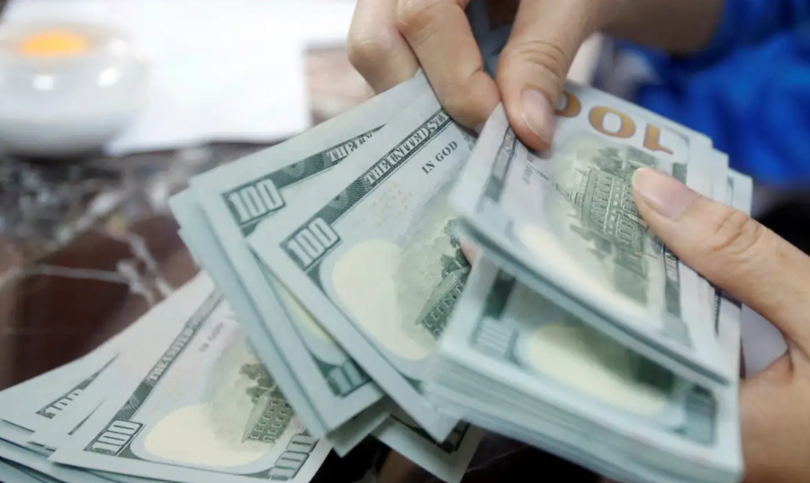 Dólar fecha no maior valor em duas semanas com queda no petróleo