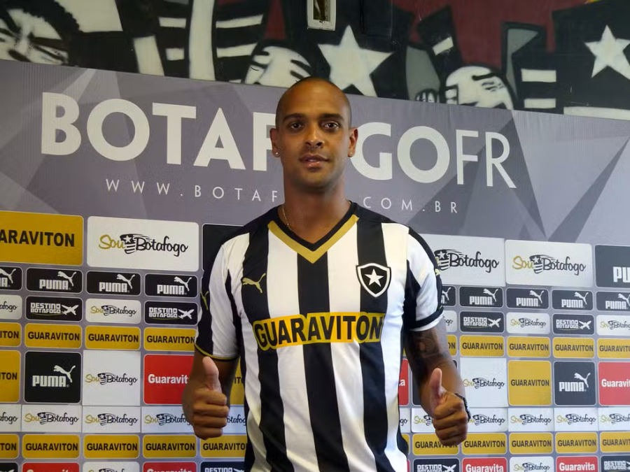 Ex-atacante do Botafogo morre após queda de muro no Rio