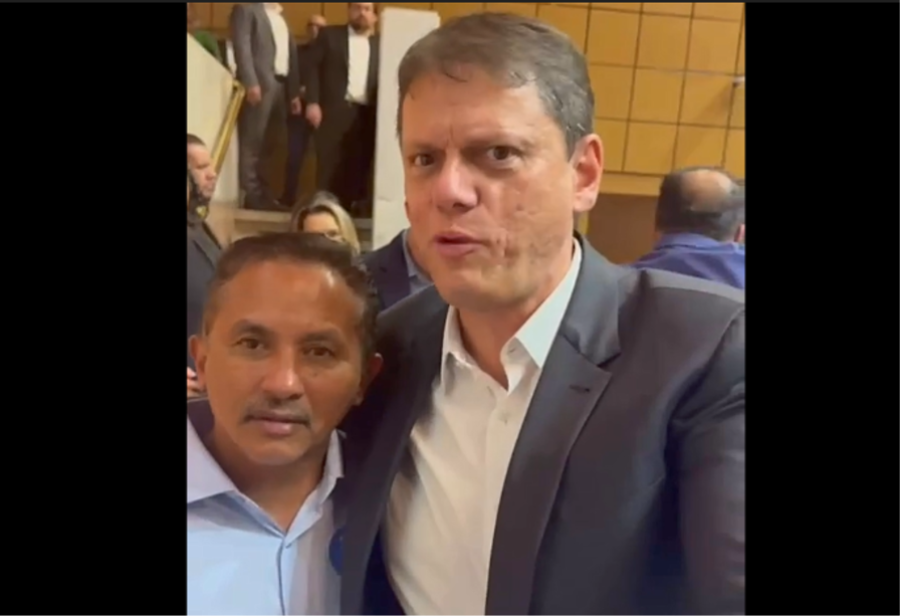 Tarcísio grava vídeo ao lado de 'Caneta Azul'