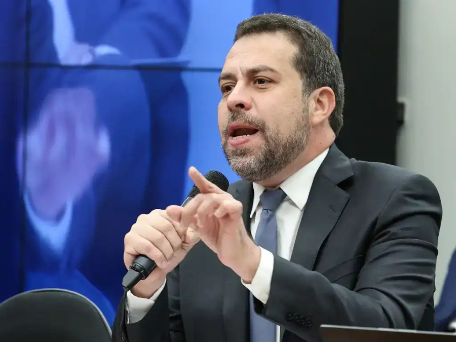 Boulos chama vice de Flávio Bolsonaro de “cidadão acusado de estupro”