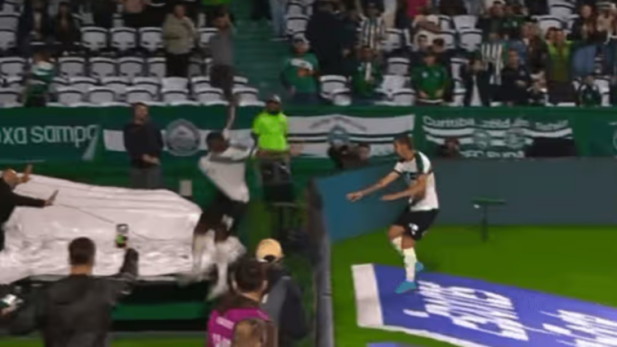 Jacy marca, cai em buraco na comemoração e tem gol anulado pelo Coritiba