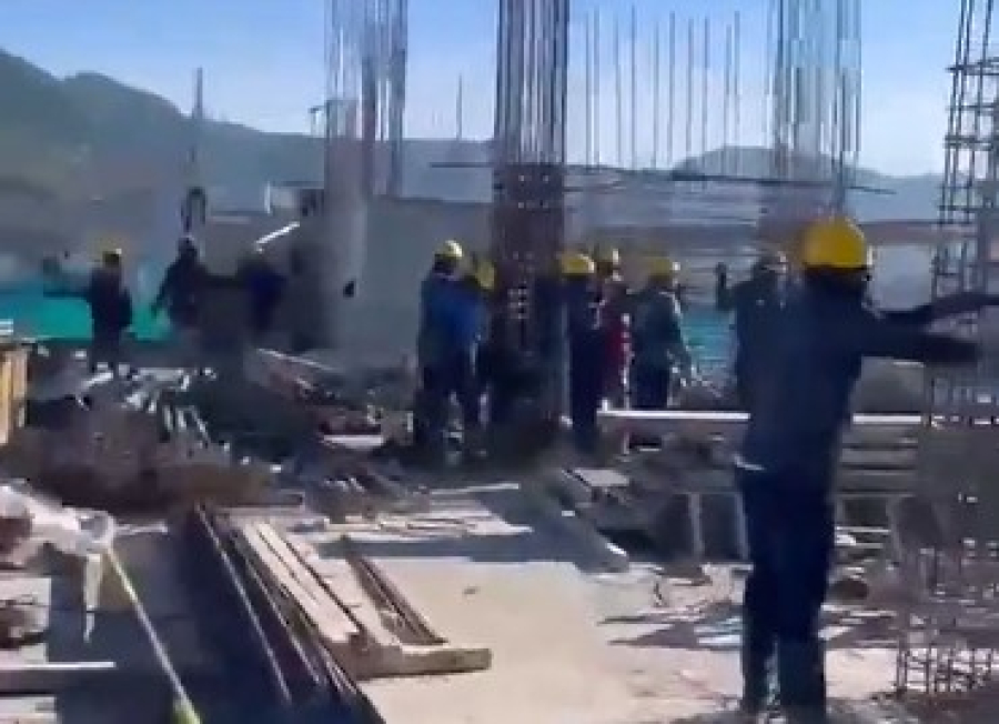 Trabalhadores se agarram a prédio durante terremoto na Colômbia