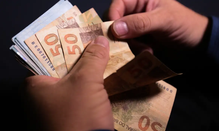 Governo Lula prevê salário mínimo de R$ 1.741 em 2027