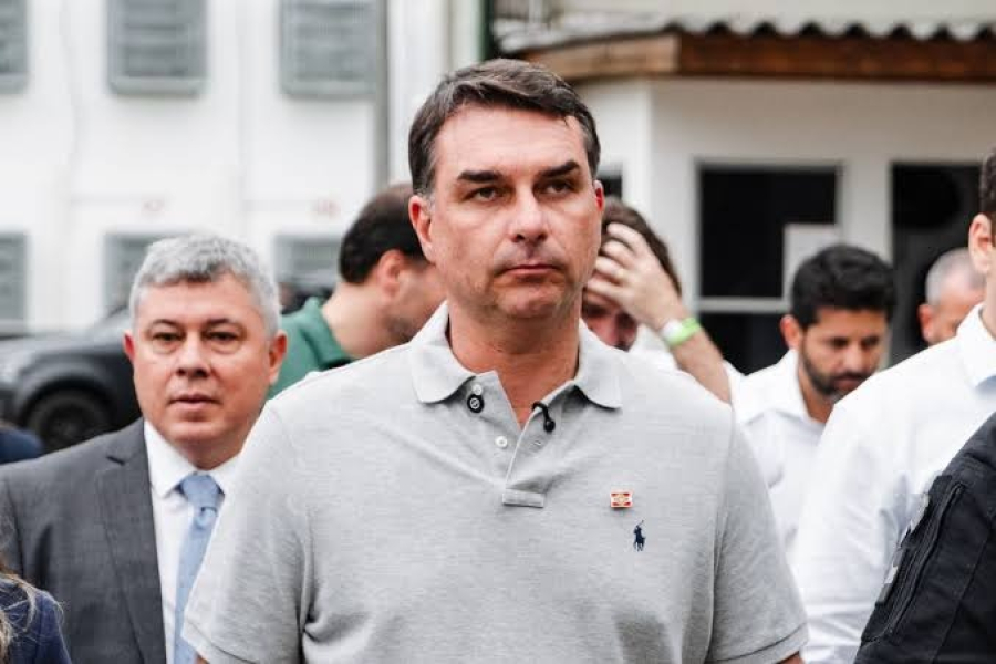 Missão denuncia filiação de Flávio Bolsonaro ao TSE