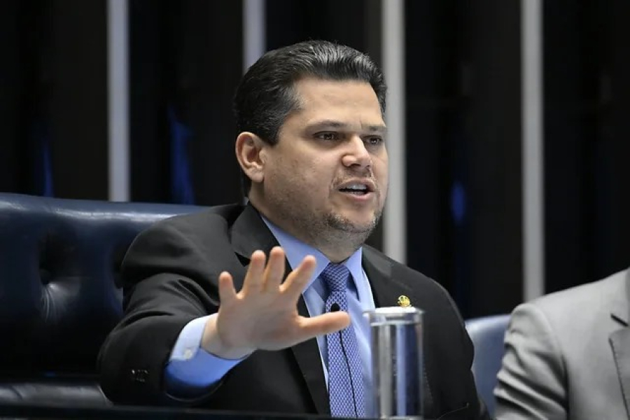 Alcolumbre destrava tramitação do fim da escala 6x1 após encontro com Lula