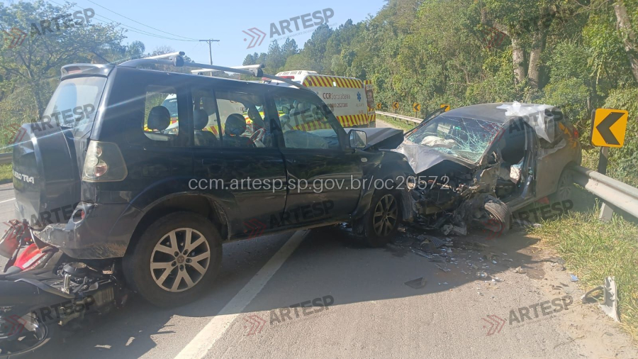 Veja fotos de colisão que deixou 4 feridos na SP-79