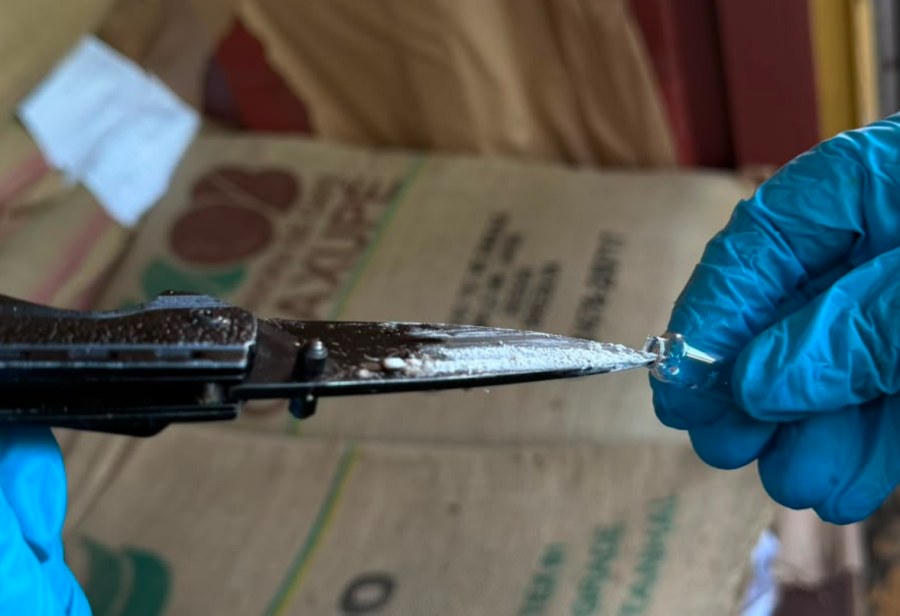 PF apreende 702 kg de cocaína escondida em carga de café