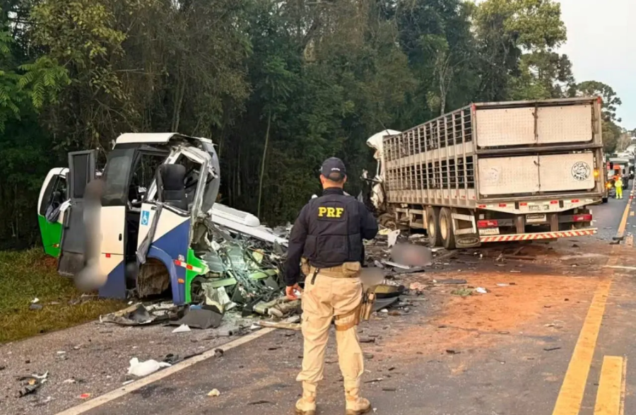 Acidente entre micro-ônibus e carreta deixa 23 mortos no Paraná