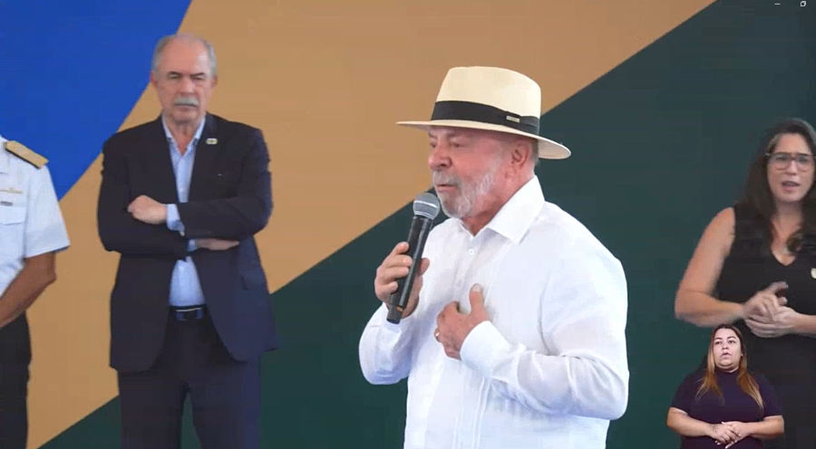 Lula diz querer mostrar força com produção de submarino