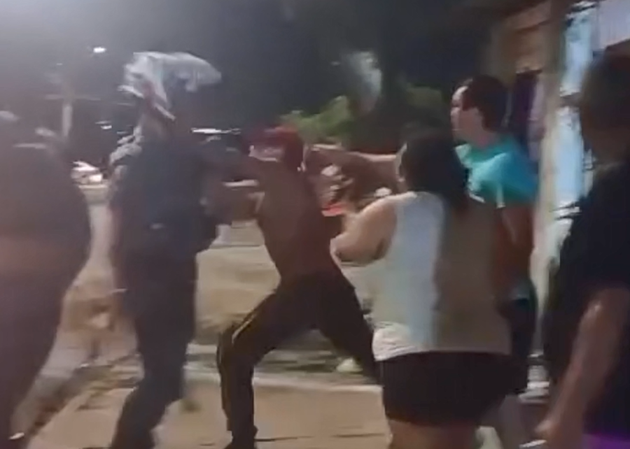 Policiais são agredidos e atiram em homem