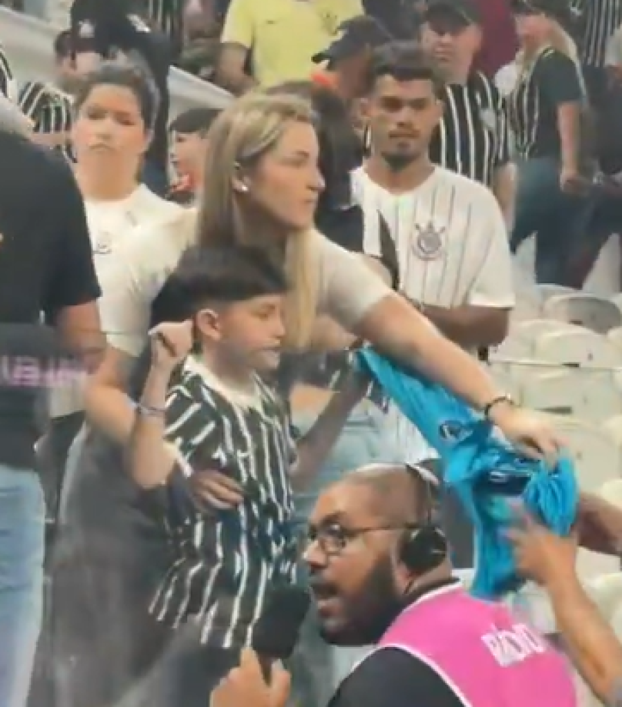  Menino ganha camisa de Neymar e é hostilizado por torcedores do Corinthians