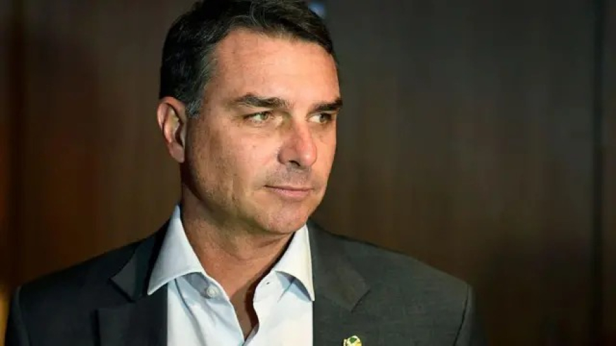 Flávio acusa Moraes de agir como advogado de Vorcaro e pede renúncia do ministro