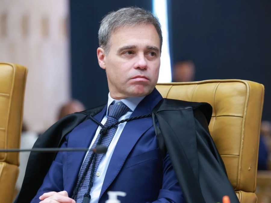 Mendonça é recebido em evento com gritos de 