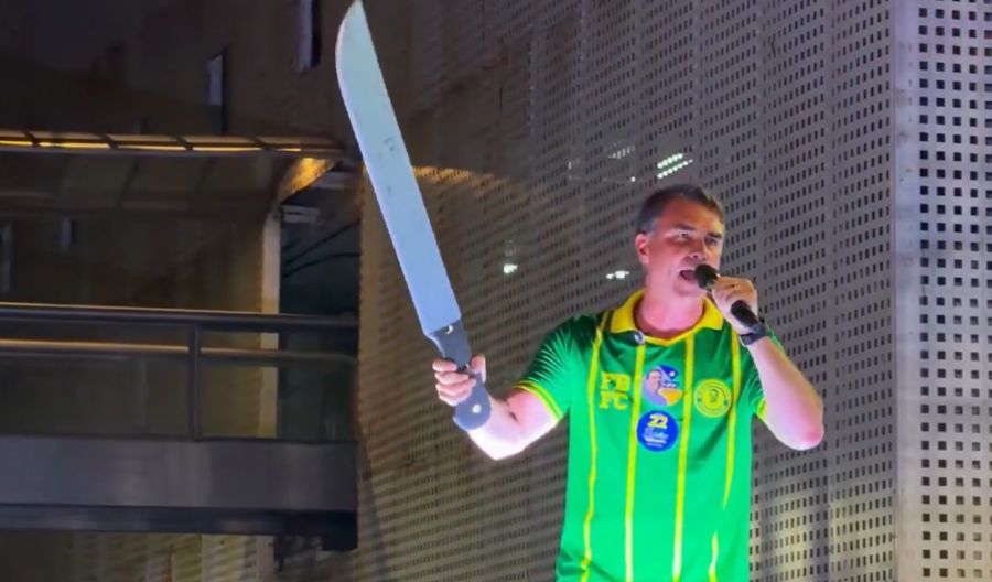 Com facão na mão, Flávio Bolsonaro volta a defender castração química para abusadores