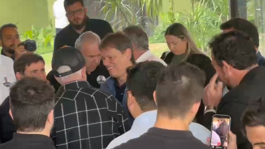 Tarcísio de Freitas é recebido com aplausos por prefeitos da região de Sorocaba