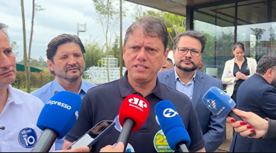 “Ninguém está acima da lei”, diz Tarcísio ao criticar crise no STF