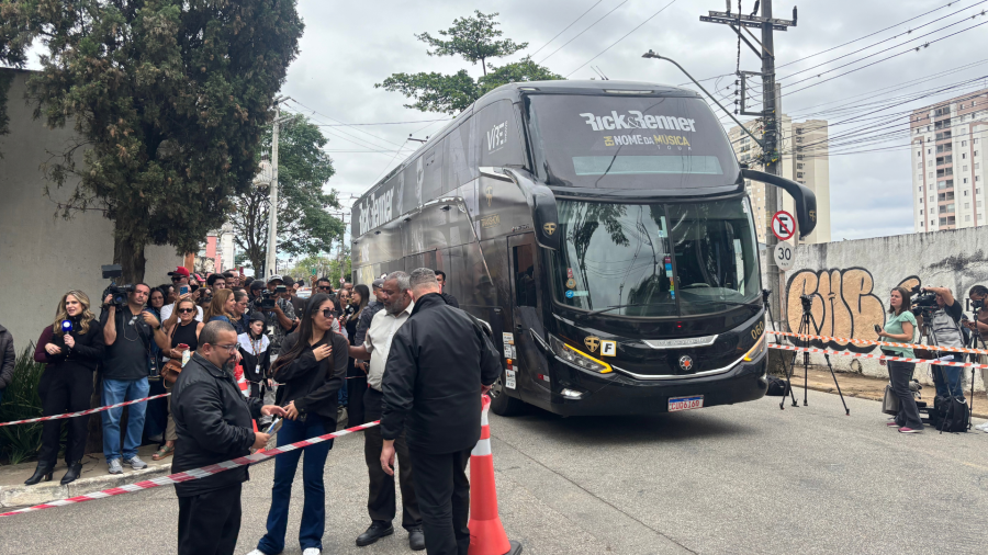 Ônibus da equipe de Rick e Renner chega ao velório