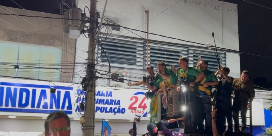 Nikolas joga picanha para apoiadores durante ato de campanha