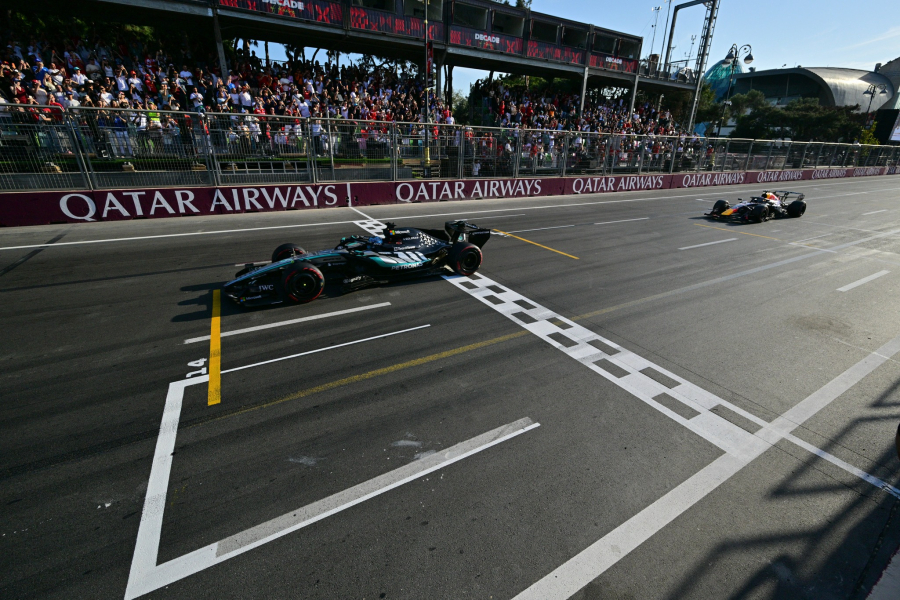 Russell segura Verstappen e vence por 0.1 segundo no circuito de Baku