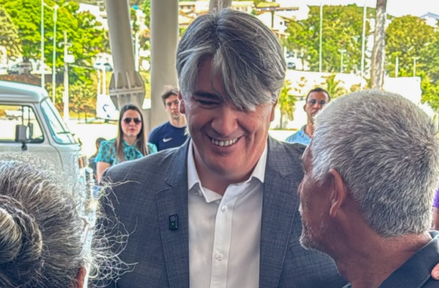 Rogério Pecora conversa com moradores de Votorantim durante agenda na cidade