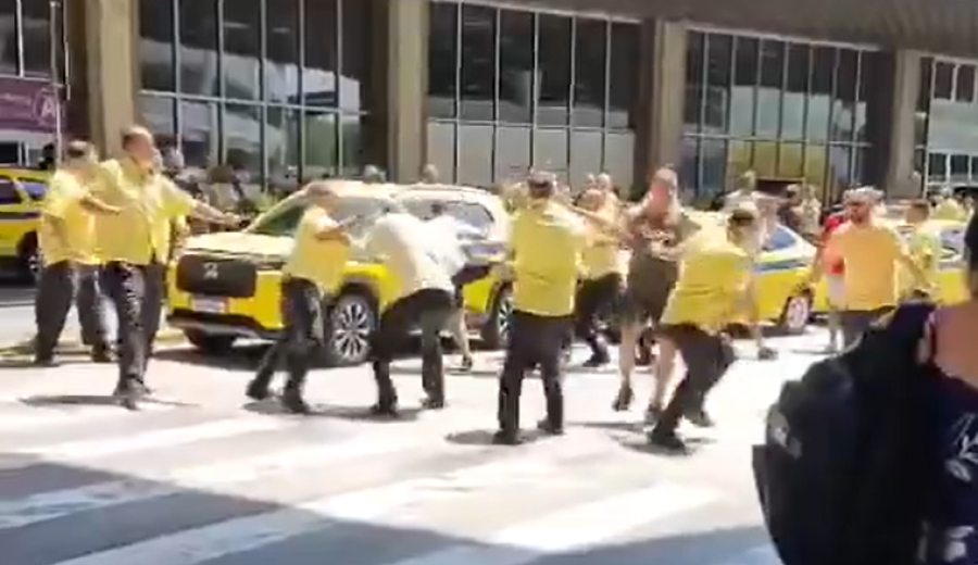 Taxistas trocam socos e chutes durante confusão