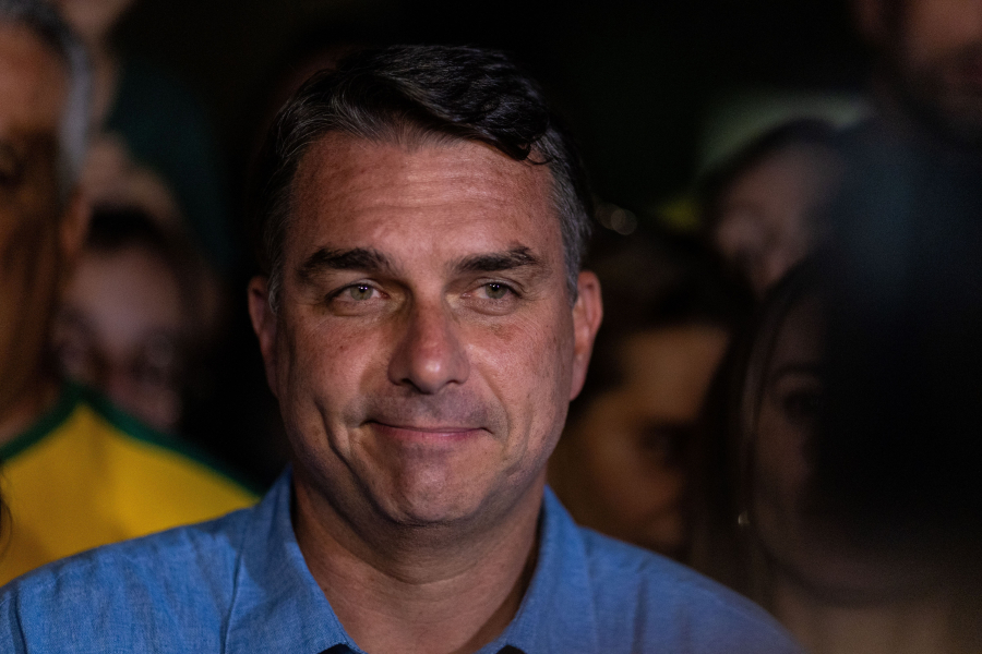 Flávio recua no tom e detalha plano para mudar Constituição caso seja eleito