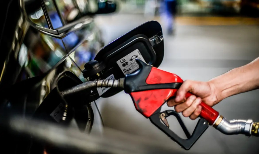 A 16 dias do 2º turno, governo zera impostos da gasolina para frear alta dos combustíveis