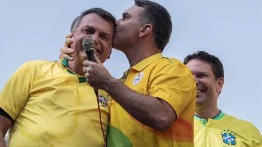 Moraes autoriza Flávio Bolsonaro a visitar o pai, preso em casa