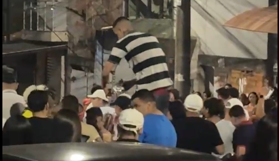 Homem aparece ostentando duas armas em baile funk no Habiteto
