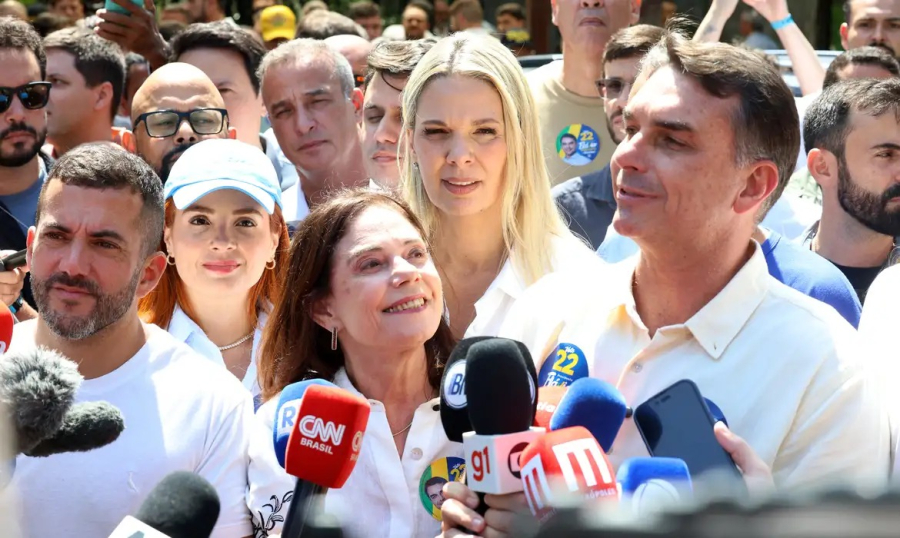 Flávio Bolsonaro decide votar a favor do fim da escala de trabalho 6x1